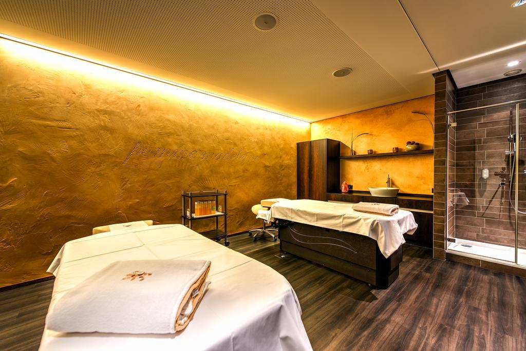 Small Luxury Hotel Wellnesshotel Golfpanorama Lipperswil Bagian luar foto